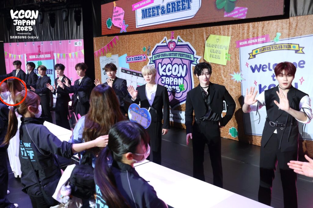 KCON 白シュシュ女