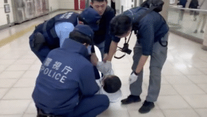南北線で刃物事件 2人けが 43歳男を現行犯逮捕
